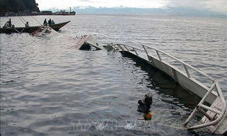 Tàu cũ chở 100 người bị gẫy đôi trên sông ở Nigeria, 20 người thiệt mạng và mất tích 