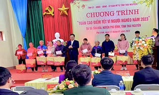 Chủ tịch UBND tỉnh Thái Nguyên thăm, tặng quà tại xã Tân Hoà, huyện Phú Bình