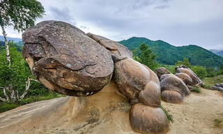 Những tảng đá ‘sống’ bí ẩn, biết ‘sinh nở’ tại Romania 