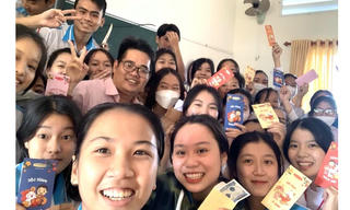 Thầy giáo ở Cà Mau trích tiền lương lì xì Tết cho học sinh