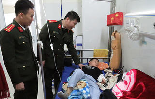 Trung úy công an cứu bé trai 6 tuổi
