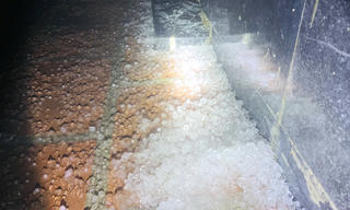 Mưa đá phủ trắng đỉnh Fansipan