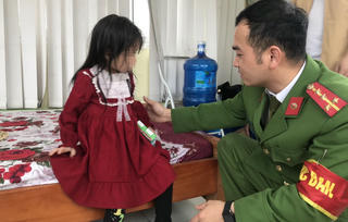 Tìm gia đình cho bé gái 5 tuổi đi lạc trên quốc lộ