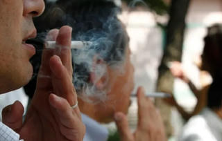 Ra ngoài hút thuốc trong giờ làm, một công chức Nhật Bản bị phạt 15.00 USD, giảm lương 6 tháng