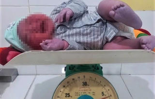 Bé trai nặng 6kg chào đời