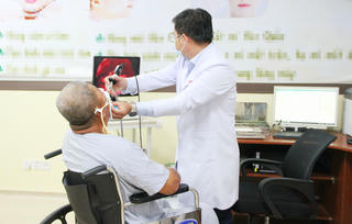 Cứu sống người đàn ông bị đứt lìa mũi sau khi tông vào chuồng gà 