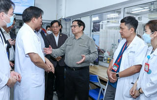 Thủ tướng kiểm tra đột xuất nhiều bệnh viện tuyến cuối, chỉ đạo nhiều vấn đề cấp bách