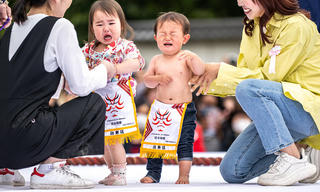 'Võ sĩ sumo nhí' thi khóc ở Nhật Bản