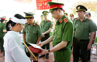 Truy thăng cấp hàm cán bộ Cảnh sát hy sinh khi thi hành công vụ ở Long An