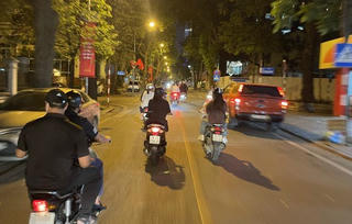 Bất ngờ hình ảnh cảnh sát Hà Nội hóa trang vây bắt 'quái xế' trên phố