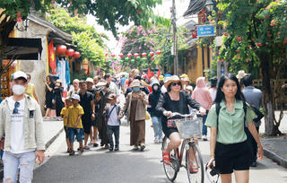 Phố cổ Hội An đón hàng chục nghìn du khách dịp lễ 30/4 – 1/5