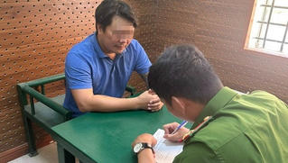 Khởi tố đối tượng dùng súng dọa bắn 'chủ nợ'