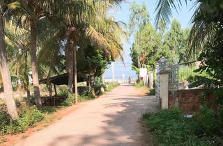 Bé gái vặn tay ga khiến xe máy lao vào tường, 3 người tử vong