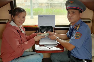 Tiếp viên đường sắt trả lại hơn 30 triệu đồng khách bỏ quên