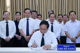 Thủ tướng Phạm Minh Chính viếng nguyên Trưởng ban Tổ chức Trung ương Lê Phước Thọ