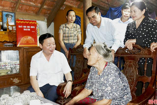 Phó Thủ tướng Trần Hồng Hà dâng hương tri ân liệt sỹ và tặng quà gia đình chính sách ở Hà Tĩnh