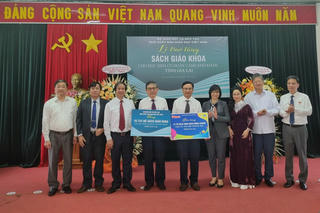 Trao tặng gần 19.000 bộ sách giáo khoa cho học sinh nghèo tỉnh Gia Lai