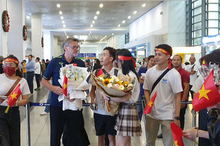 Người hâm mộ chào đón đội tuyển Việt Nam tại Philippines