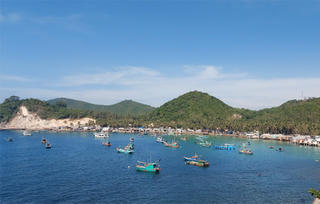 'Đi từng ngõ, gõ từng nhà' hướng dẫn người dân huyện Kiên Hải sử dụng dịch vụ số