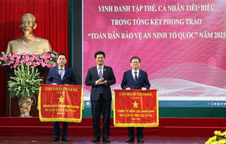 Điện lực Nam Định nhận cờ thi đua 'Toàn dân bảo vệ an ninh Tổ Quốc'