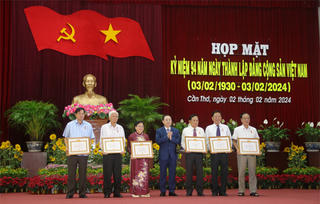 Cần Thơ họp mặt kỷ niệm 94 năm ngày thành lập Đảng Cộng sản Việt Nam 