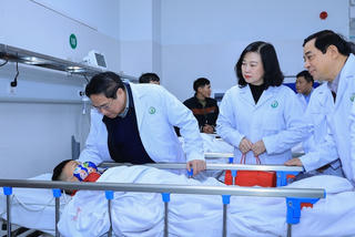 Thủ tướng thăm, chúc Tết, động viên cán bộ, bác sĩ và bệnh nhân các bệnh viện tại Hà Nội