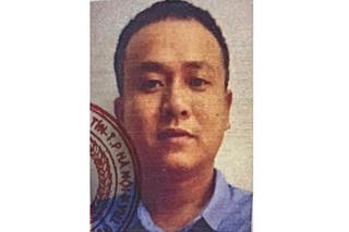 Truy tìm 1 bảo vệ ngân hàng nghi rút tiền trong tài khoản của khách 