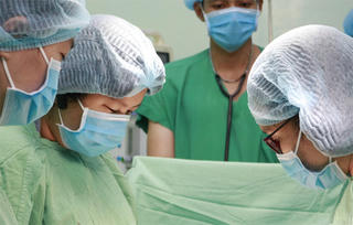 Bóc thành công khối u 30 x 25cm khỏi bụng người phụ nữ trẻ