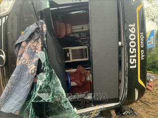 Xe khách bị lật tại Quảng Trị, 13 người bị thương