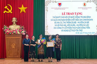 Trao tặng thẻ BHYT cho hộ gia đình có mức sống trung bình ở Tiền Giang