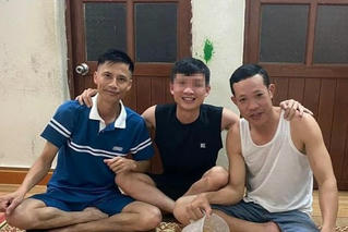 Khen thưởng đột xuất 2 cán bộ xã cứu du khách bị đuối nước