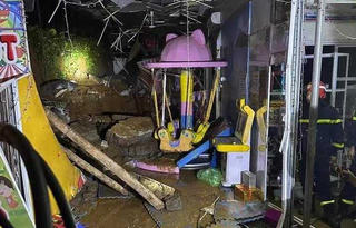 Sập tường nhà dân ở Hà Nội do mưa lớn, 3 cháu nhỏ tử vong