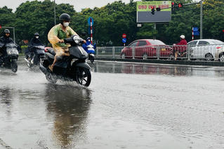 Nhiều bất tiện do mưa kéo dài ở Hà Nội 