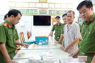 Bắt tạm giam 3 đối tượng trong đường dây vận chuyển tiền qua biên giới