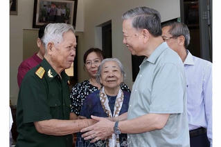 Chủ tịch nước Tô Lâm gặp mặt lãnh đạo chủ chốt tỉnh An Giang, thăm gia đình lão thành cách mạng tiêu biểu