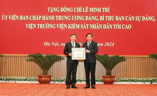 Trao Huy hiệu 40 năm tuổi Đảng tặng Viện trưởng Lê Minh Trí