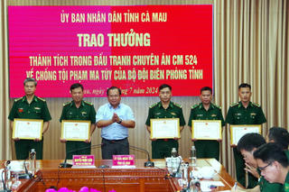 Tặng Bằng khen cho cán bộ, chiến sĩ biên phòng có thành tích xuất sắc trong chống tội phạm