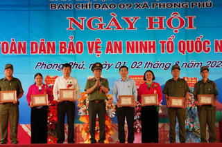 Bộ trưởng Lương Tam Quang dự Ngày hội toàn dân bảo vệ an ninh Tổ quốc tại huyện Tân Lạc (Hòa Bình)