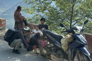 Anh công an xã đỡ đẻ cho sản phụ bên đường 