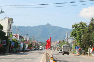 Cờ Tổ quốc tung bay ở thị trấn Bình Dương