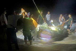 Cứu 9 thuyền cá của ngư dân bị trôi dạt ra biển