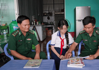 BĐBP Cà Mau 'nâng bước' học sinh khó khăn đến trường 