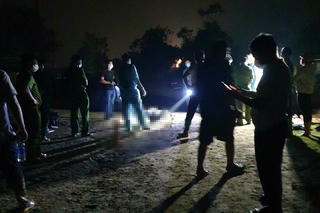 Tìm thấy nạn nhân đầu tiên trong 8 người mất tích vụ sập cầu Phong Châu