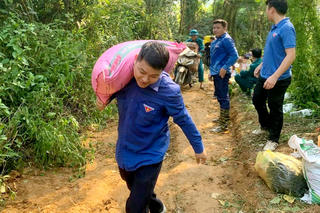 Mở đường chuyển nhu yếu cho khoảng 7.000 người bị cô lập ở Phú Thọ