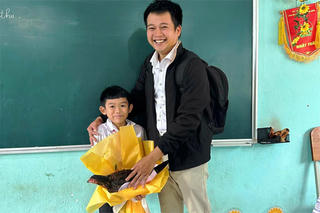 Xúc động với món quà đặc biệt “bông hoa gà” tặng thầy dịp 20/11