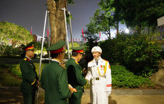 Xúc động hình ảnh những người lính canh giấc ngủ Bác Hồ ngày Tết