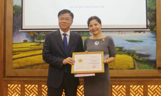 Bộ trưởng Lê Thành Long trao Kỷ niệm chương cho Đại sứ Italy