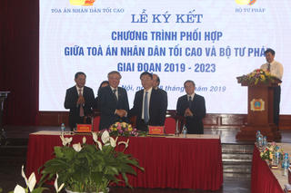 Ký kết Chương trình phối hợp giữa Tòa án nhân dân tối cao và Bộ Tư pháp