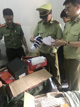 Nghệ An phát hiện ô tô hàng không rõ nguồn gốc