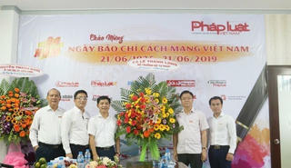Bộ trưởng Lê Thành Long thăm, chúc mừng Văn phòng đại diện Báo PLVN tại Kiên Giang nhân ngày 21/6